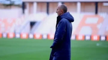 معاينة ملعب المواجهة.. مدرب بيراميدز والشناوي يتفقدان نجيل نهضة بركان المغربي